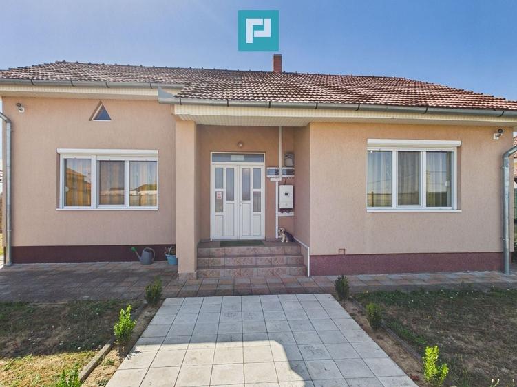 Casă individuală cu 3 camere cu Canalizare în Rontău