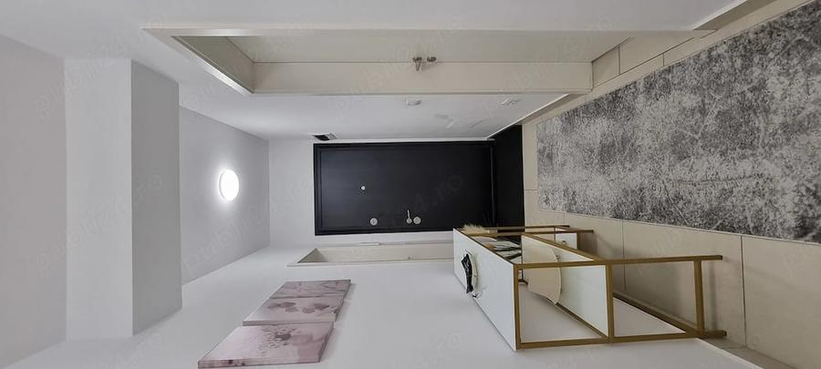 Apartament cu 3 camere decomandat în Tractorul
