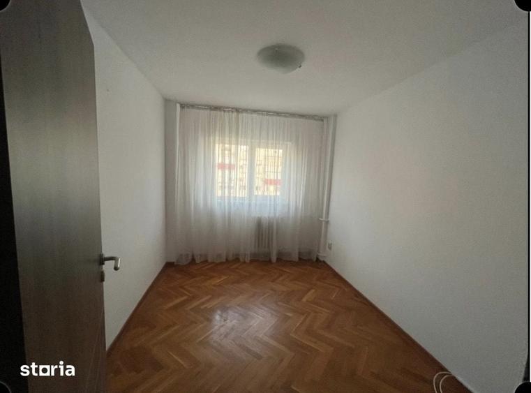 Apartament cu 3 camere semidecomandat în Dămăroaia