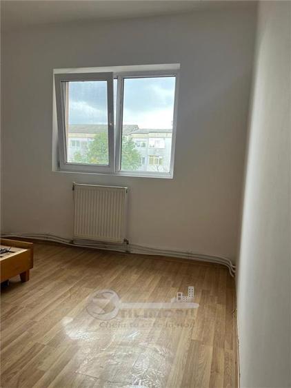 Apartament cu 3 camere decomandat în Nicolina