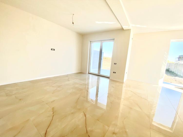 Duplex cu 5 camere cu Canalizare în Aeroport