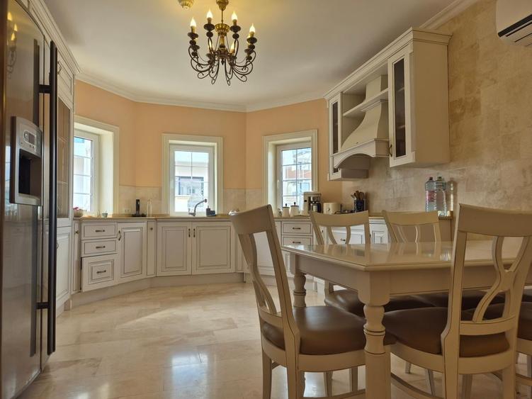 Casă cu 8 camere cu Garaj în Central