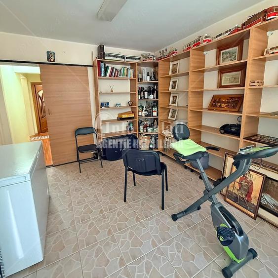 Apartament cu 4 camere semidecomandat în Micro 16