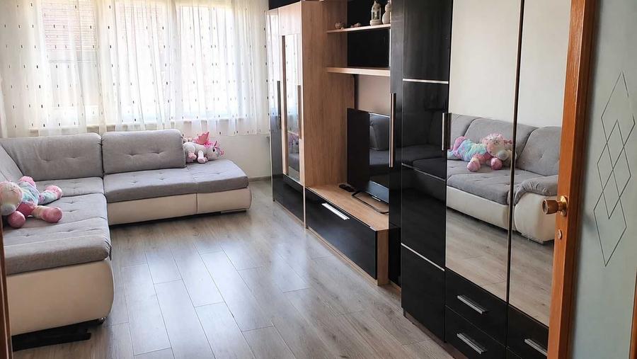 Apartament cu 3 camere decomandat în Exterior Vest
