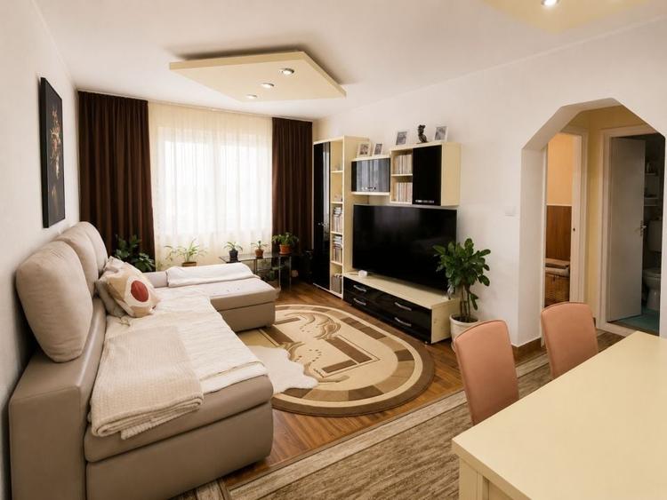 Apartament cu 3 camere decomandat, mobilat în Micro 15