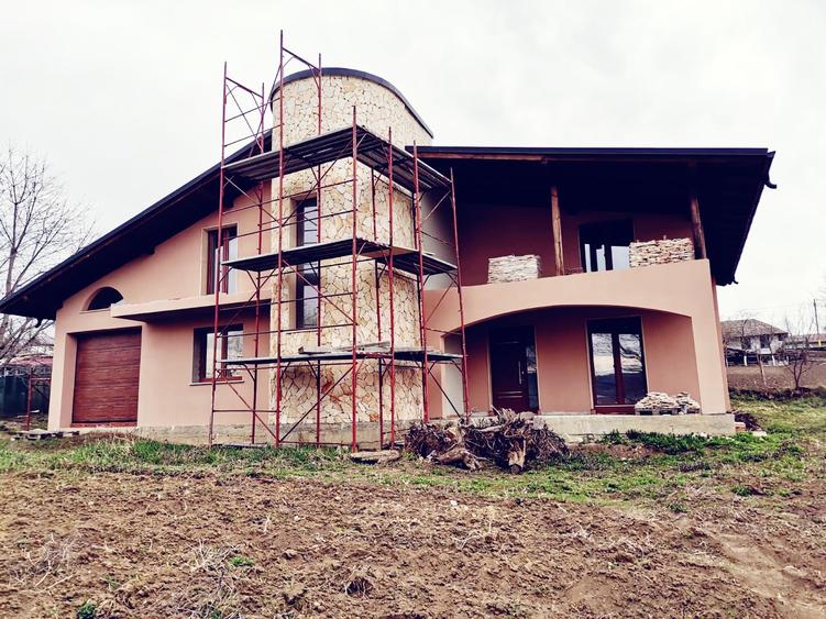 Casă individuală cu 6 camere cu Teren 1000 Mp în Cervicești