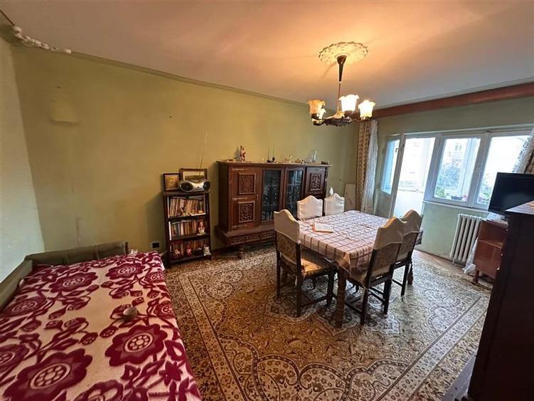 Apartament cu 3 camere decomandat în Bucovina