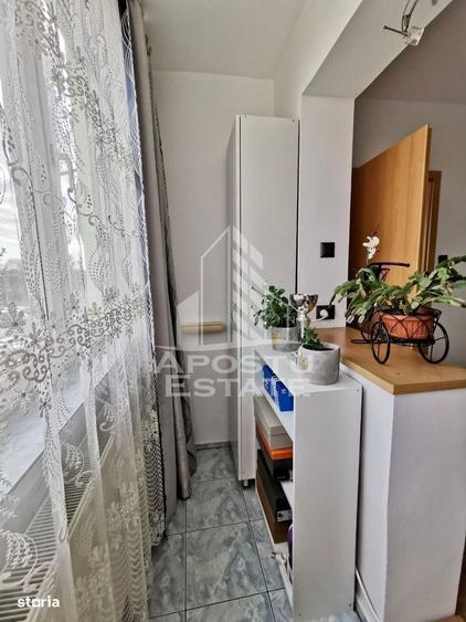 Apartament cu 3 camere semidecomandat, mobilat în Girocului
