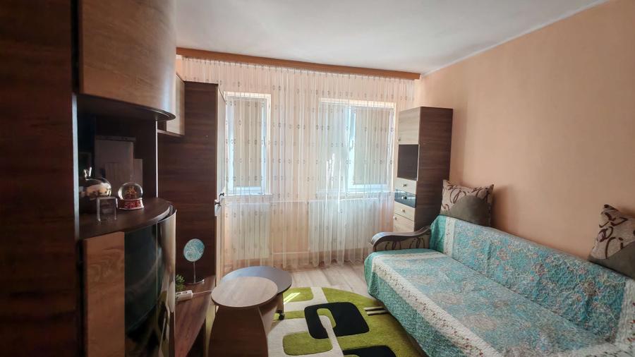 Garsonieră decomandată în Palas