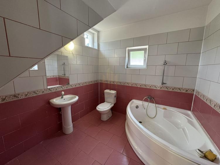 Casă individuală cu 7 camere cu Canalizare în Regie