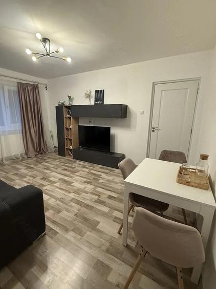 Apartament cu 3 camere semidecomandat în Dacia