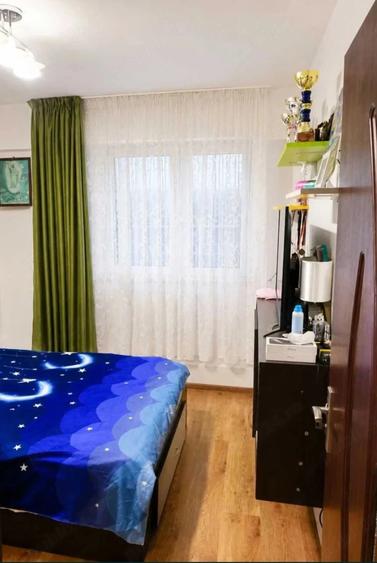 Apartament cu 3 camere semidecomandat, mobilat în Central
