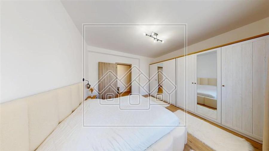 Penthouse cu 4 camere decomandat în Exterior Vest