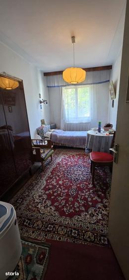 Apartament cu 4 camere semidecomandat în Podu Roș