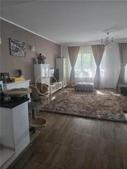 Casă individuală cu 6 camere cu Canalizare în Central