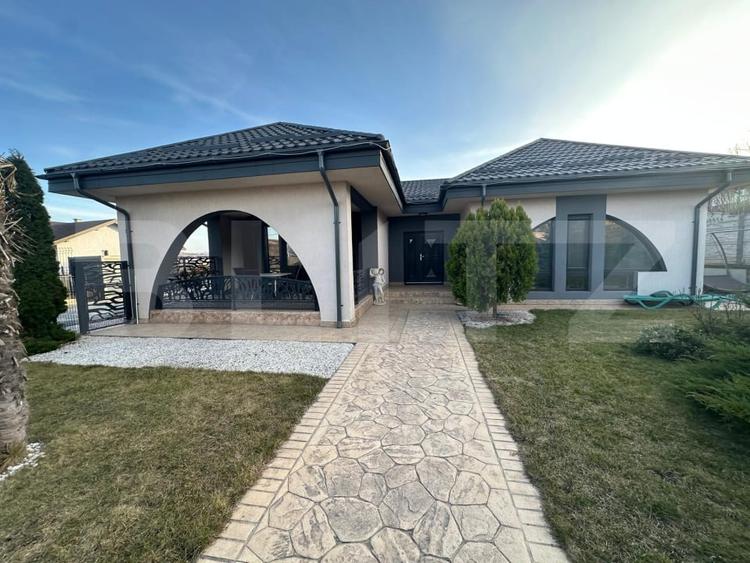 Casă individuală cu 6 camere cu Canalizare în Bucium