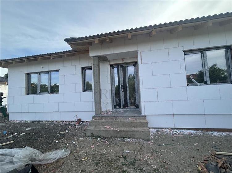 Casă individuală cu 4 camere cu Canalizare în Utvin