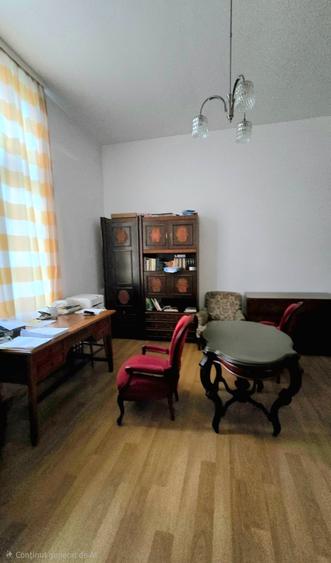 Apartament cu 5 camere decomandat în P-ța Unirii