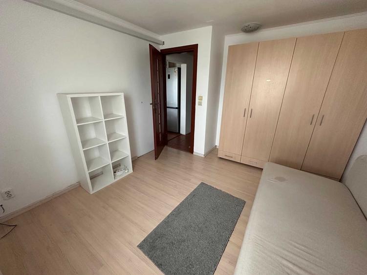 Apartament cu 3 camere decomandat, mobilat în Tei