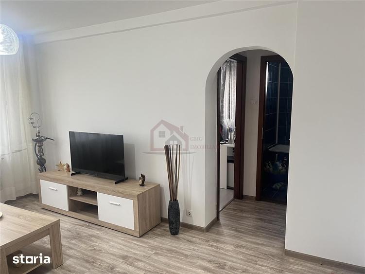 Apartament cu 3 camere semidecomandat în Tei