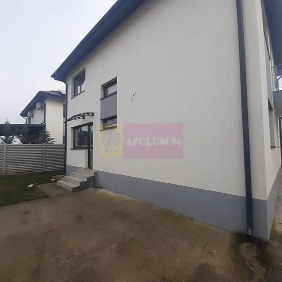 Casă individuală cu 4 camere cu Canalizare în Est