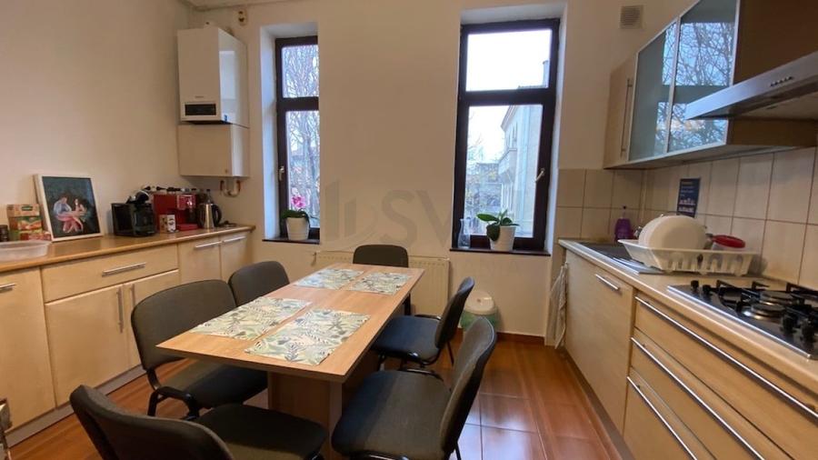 Apartament cu 7 camere semidecomandat, mobilat în Capitale