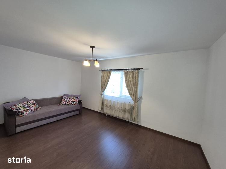 Apartament cu 4 camere decomandat în Bârnova