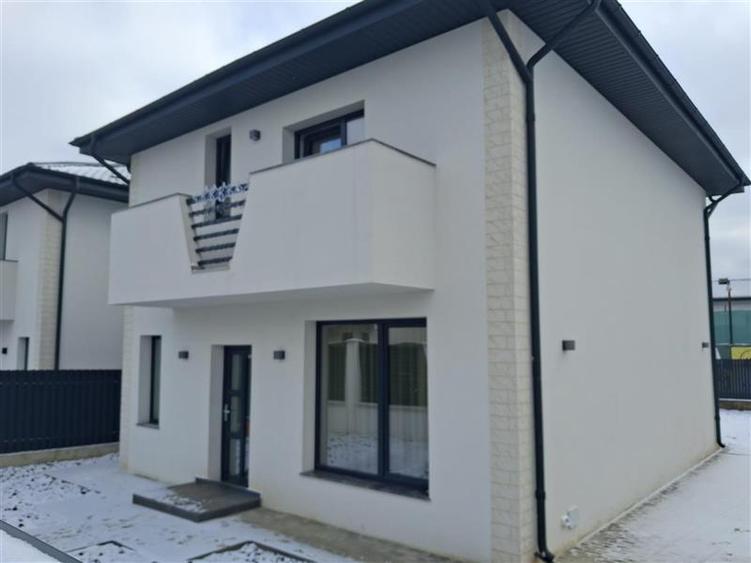 Duplex cu 4 camere cu Canalizare în Aeroport