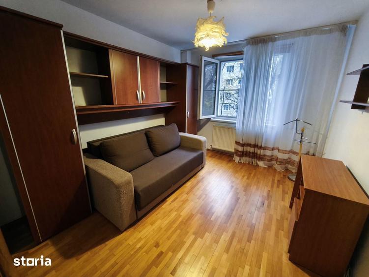 Apartament cu 3 camere semidecomandat în Rahova
