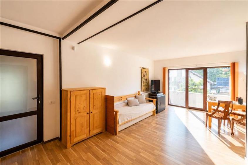 Casă cu 8 camere cu Garaj în Exterior Est