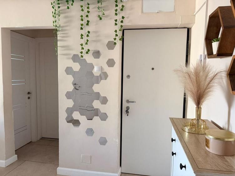 Apartament cu 4 camere semidecomandat în Teiul Doamnei