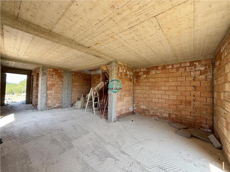 Duplex cu 4 camere cu Canalizare în Corunca