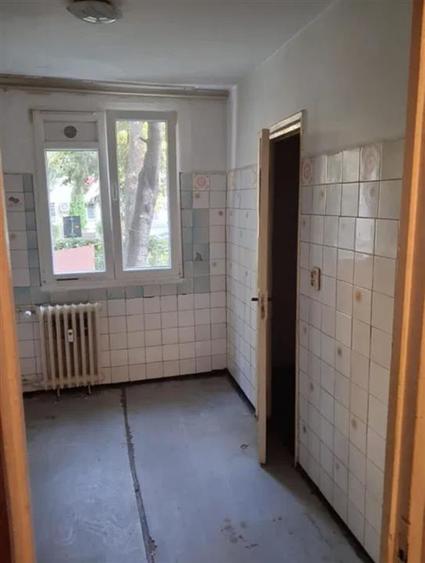 Apartament cu 3 camere semidecomandat în Giurgiului