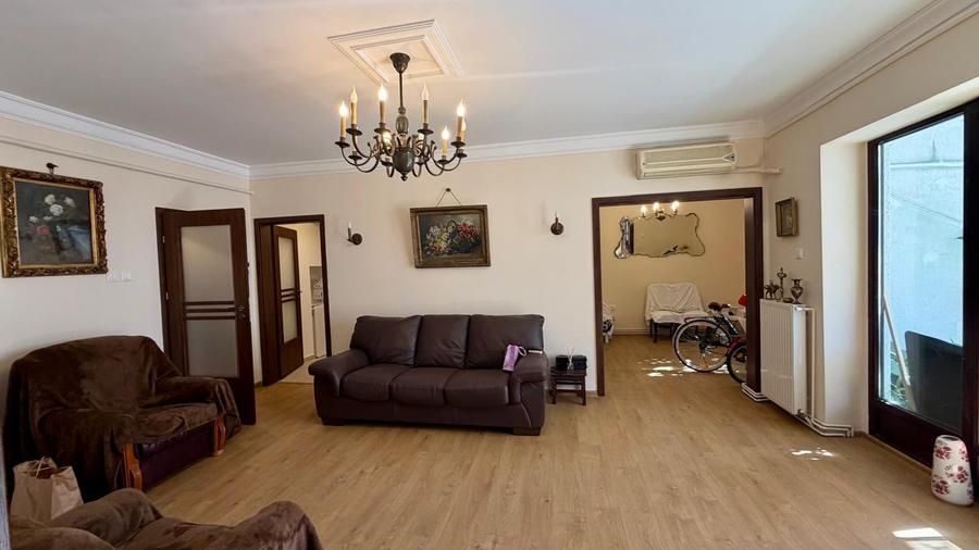 Apartament cu 4 camere semidecomandat în Primăverii