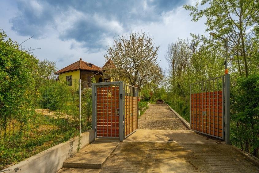 Casă cu 3 camere cu Teren 945 Mp în Sud