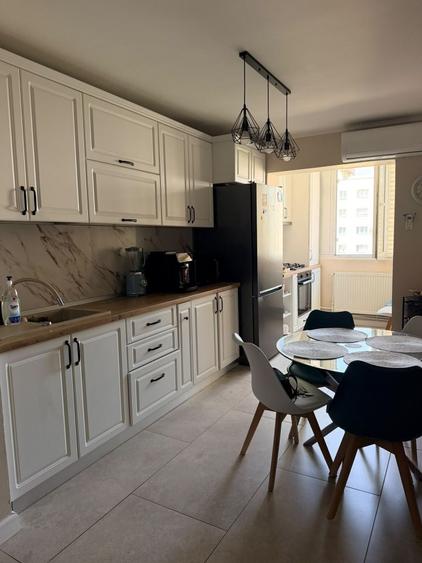 Apartament cu 4 camere semidecomandat în Teiul Doamnei