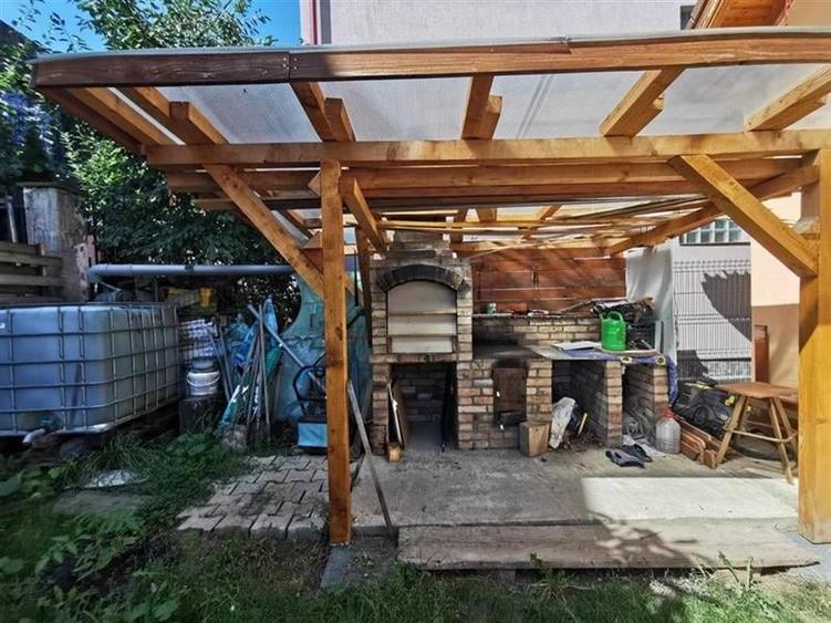 Casă cu 5 camere cu Canalizare în Central