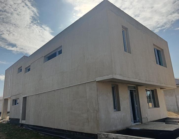 Casă cu 4 camere în Exterior Vest