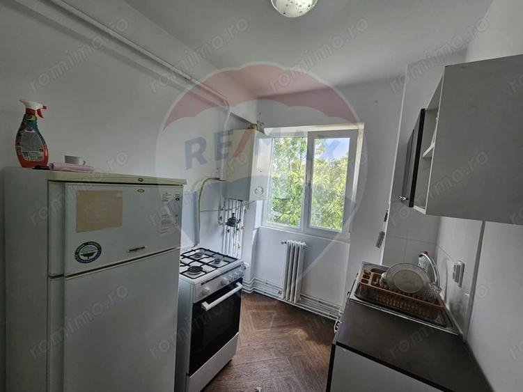 Apartament cu 3 camere semidecomandat în Central