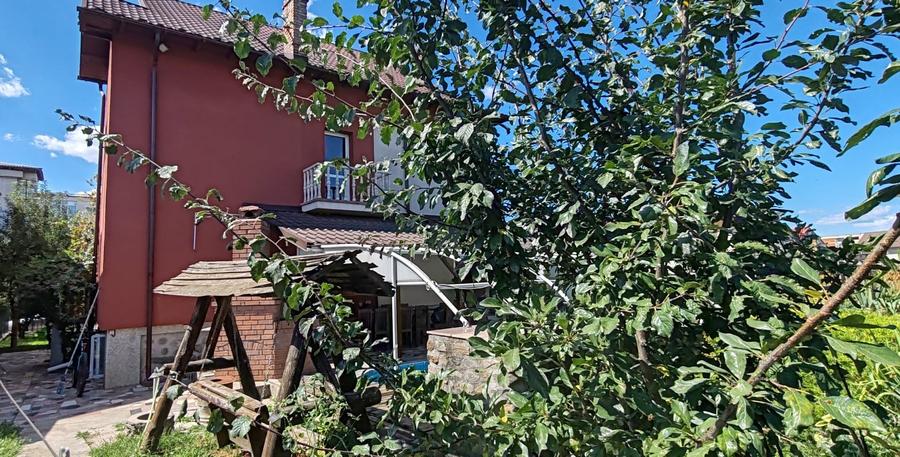 Casă individuală cu 5 camere cu Piscina în Curtea de Argeș