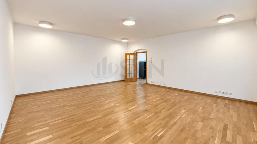 Apartament cu 8 camere decomandat în Kiseleff