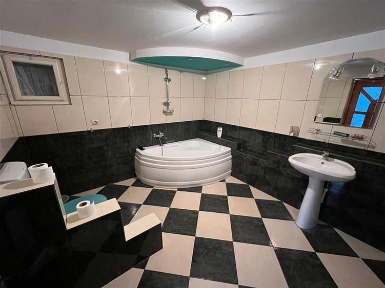 Casă individuală cu 4 camere cu Canalizare în Obor