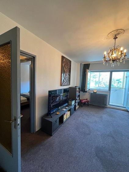 Apartament cu 4 camere semidecomandat, mobilat în P-ța Victoriei