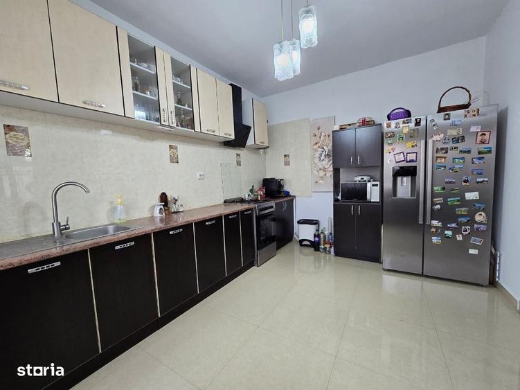 Casă cu 4 camere în Sintești