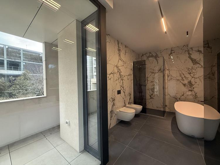 Apartament cu 4 camere decomandat în Primăverii