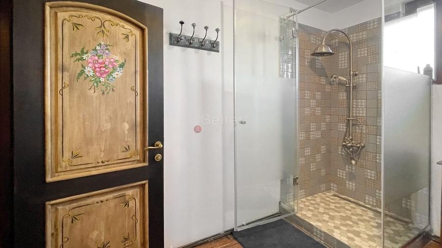 Casă individuală cu 11 camere cu Canalizare în Poiana Mărului