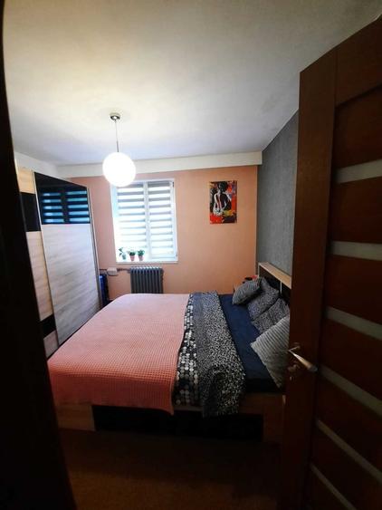 Apartament cu 3 camere semidecomandat în Calea București