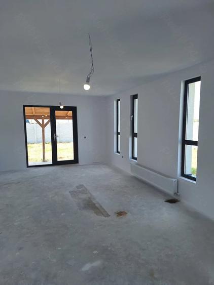 Casă cu Teren 520 Mp în Stâlpu