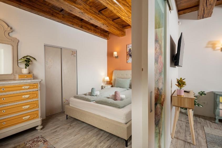 Apartament cu 5 camere decomandat, mobilat în Centrul Istoric