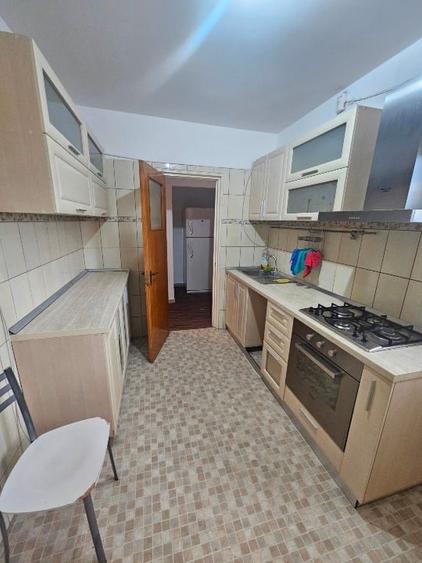 Apartament cu 3 camere semidecomandat în Vatra Luminoasă